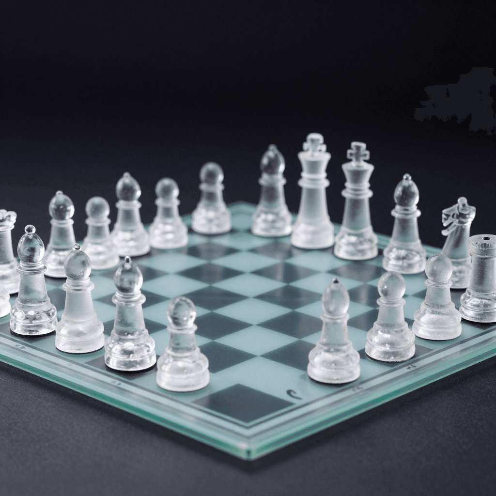 투명한 크리스털로 만들어진 체스 말과 체스판