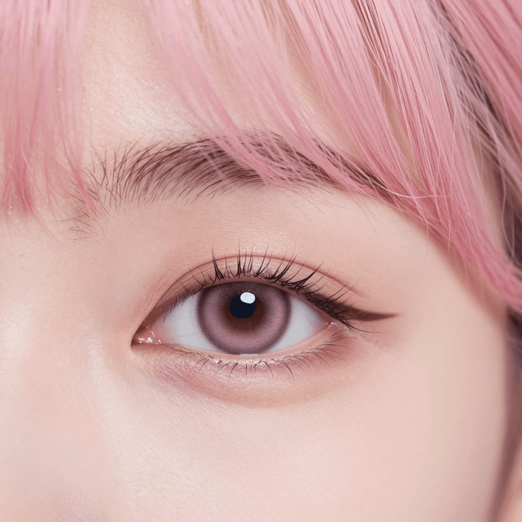 눈을 맞는 핑크 머리 소녀