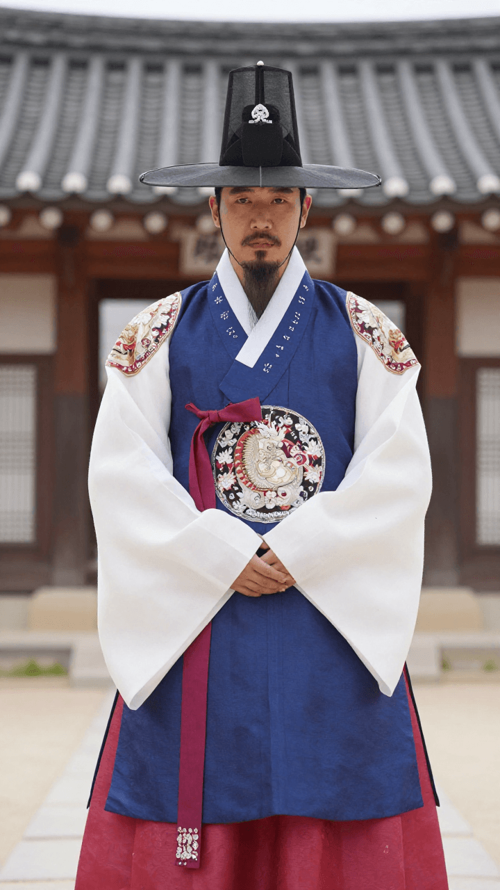 현대적인 스트릿 패션을 입은 조선시대 선비